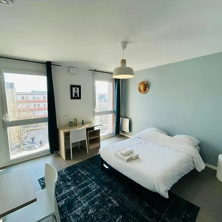 We Live In R - 401 *